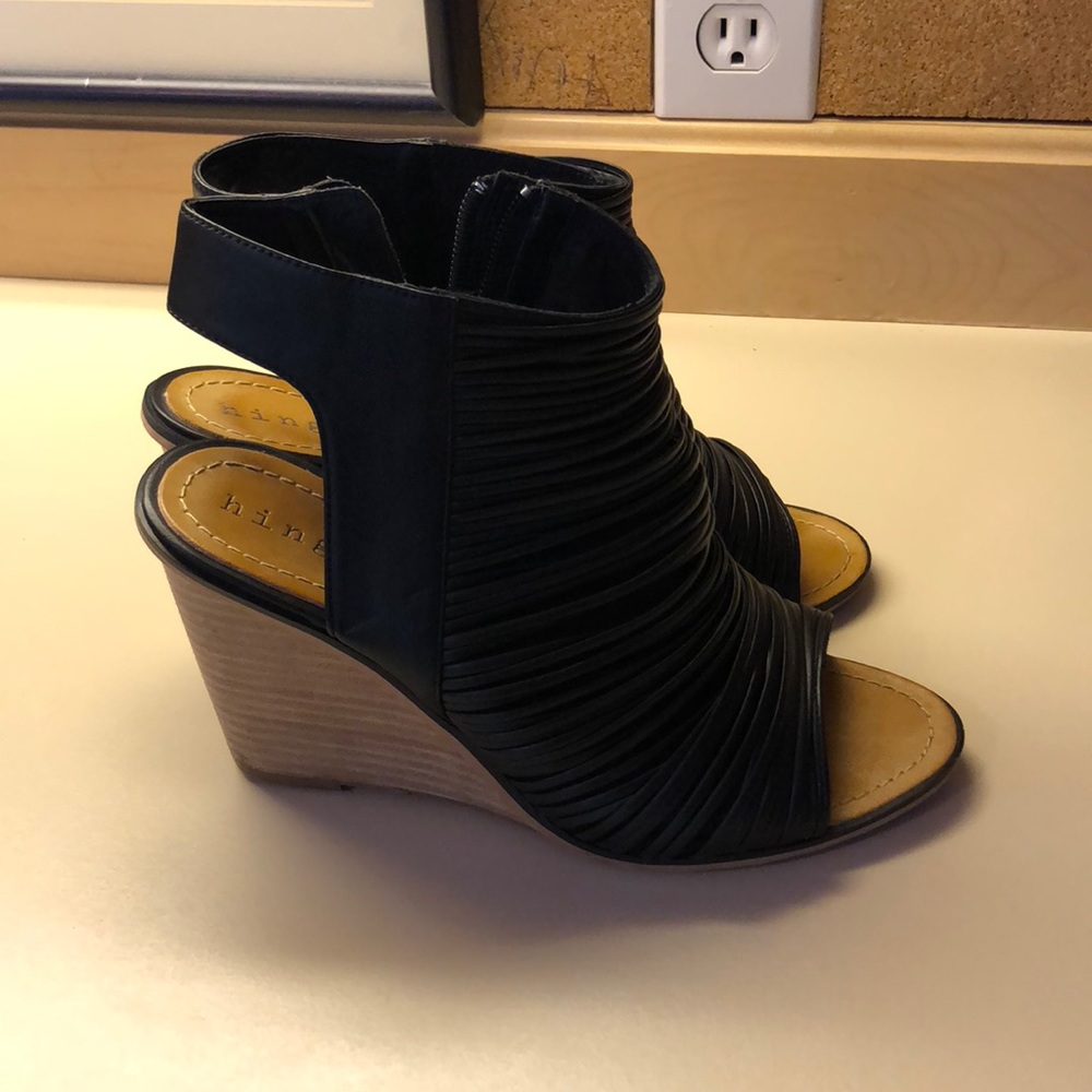Hinge open toed wedge
